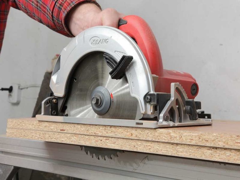 Máy cưa - Dụng cụ cần thiết để cắt gỗ, và cắt các vật liệu xây dựng khác